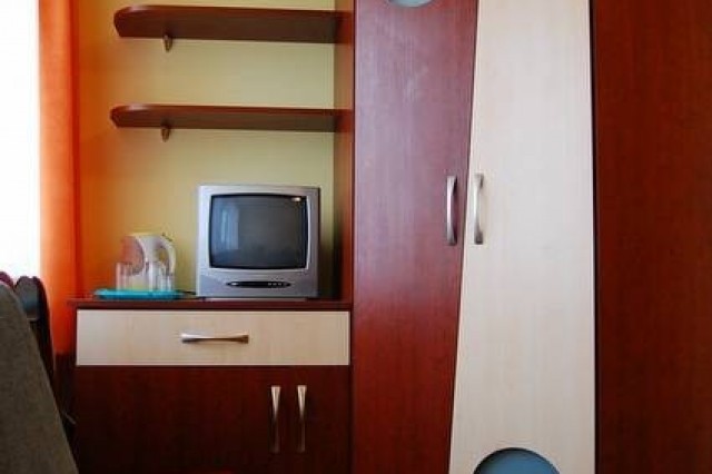 Pokój nr 14: 1-osobowy z widokiem na zatokę. Wyposażenie: wersalka, szafa, stół, krzesło, telewizor, lodówka, czajnik bezprzewodowy.