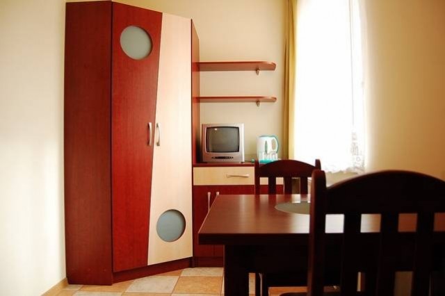 Pokój nr 15: 2-osobowy z widokiem na zatokę. Wyposażenie: wersalka, tapczan, szafy, stół, krzesła, telewizor, lodówka, czajnik bezprzewodowy.